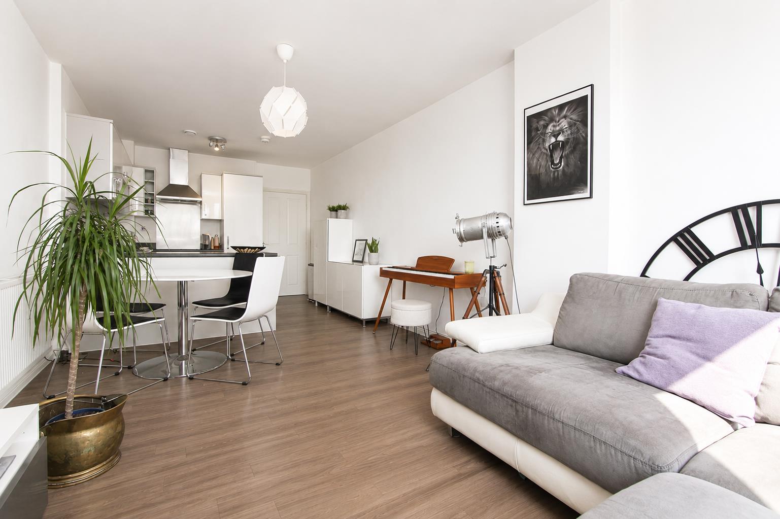 2 bed property in London Road, Wallington